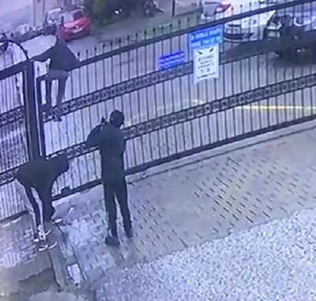 Otomatik Kapı Açılınca Üzerinden Geçen Çocuk Düşme Tehlikesi Geçirdi