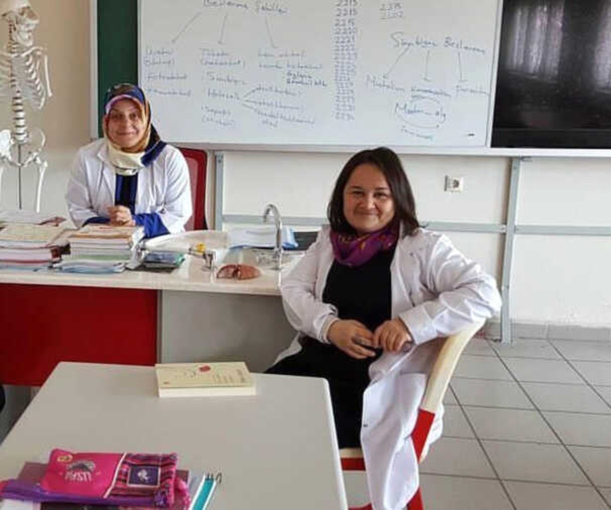 Otomobilin Çarptığı Öğretmen ve Müdür Yardımcısı Yaralandı