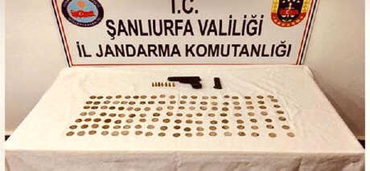 Şanlıurfa\'da Otomobilde 130 Altın \'Sikke\' Ele Geçirildi