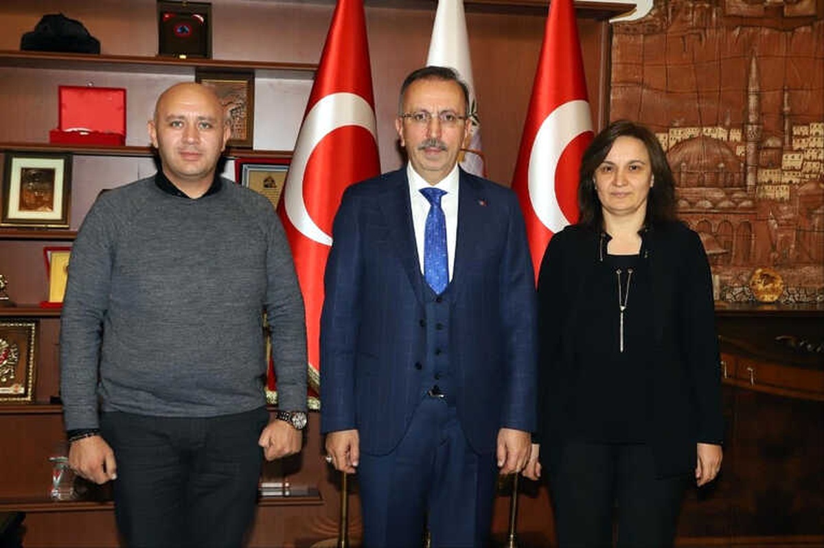 Seçen, Yılın Müdürleri Aksoy ve Saygılı\'yı Plaketle Ödüllendirdi
