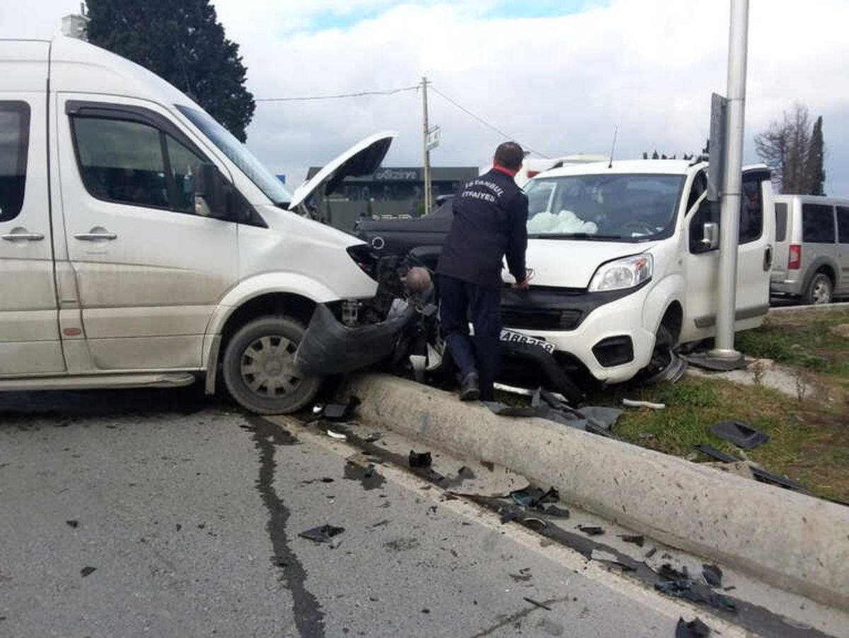 Servis Aracı ile Ticari Araç Çarpıştı: 1 Yaralı