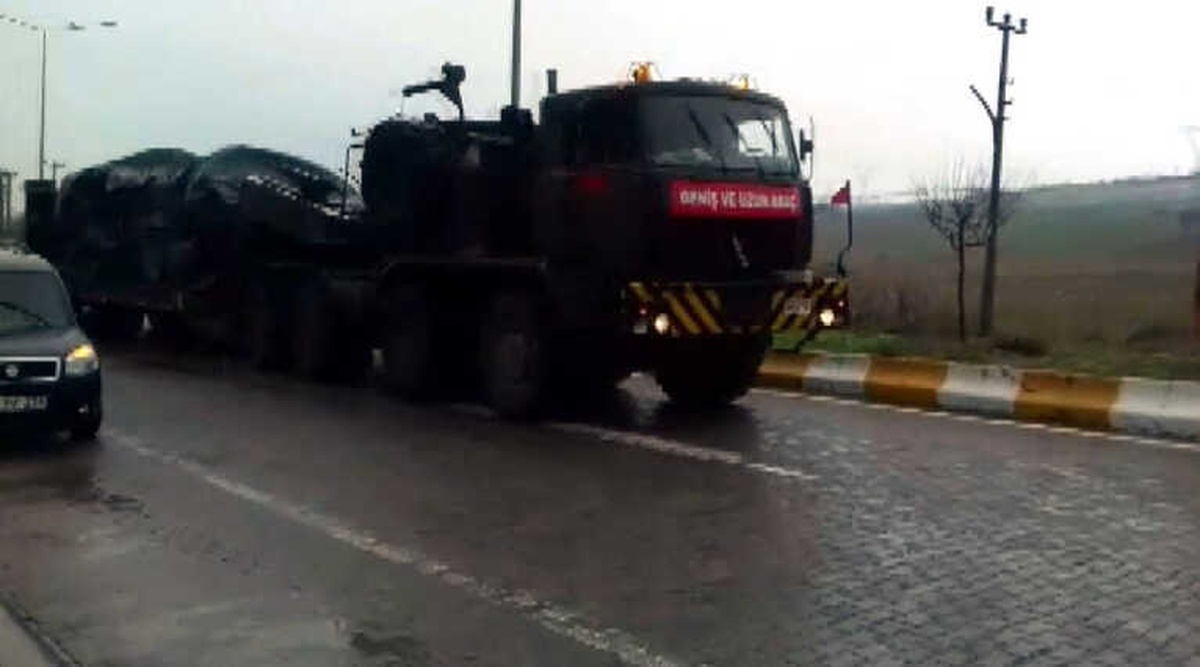 Sınıra Askeri Araç Sevkiyatı Sürüyor