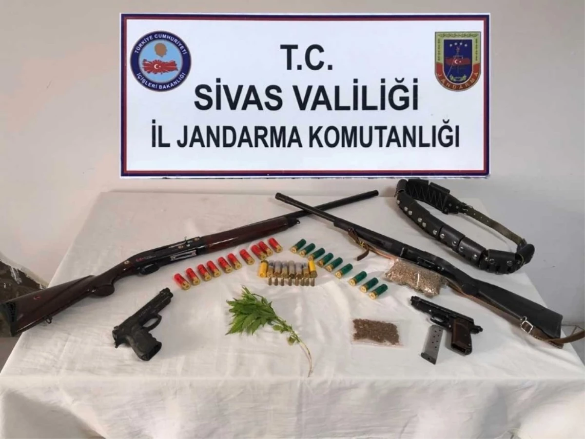 Sivas Jandarma\'dan Eş Zamanlı Uyuşturucu Operasyonu: 12 Gözaltı