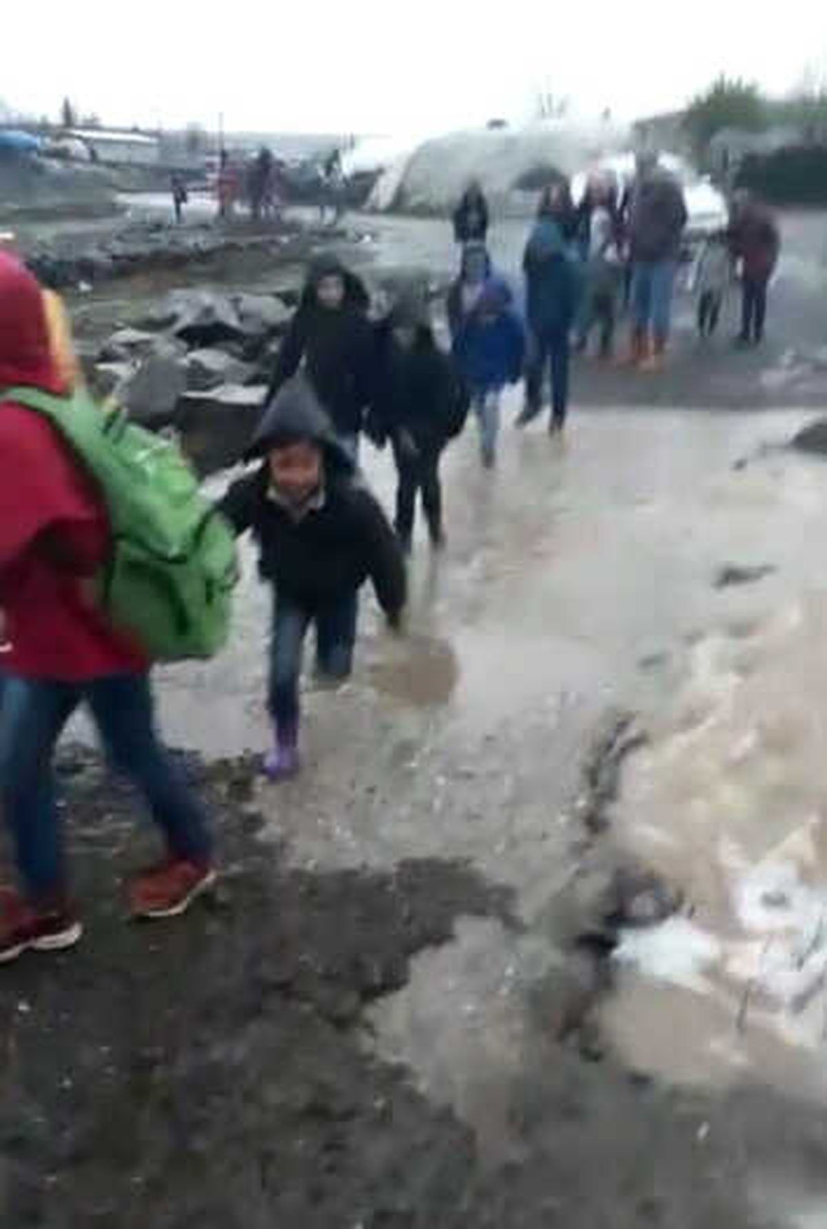 Siverek\'te Taşan Dere Suları Köprüyü Yıktı, Öğrenciler Ölümden Döndü
