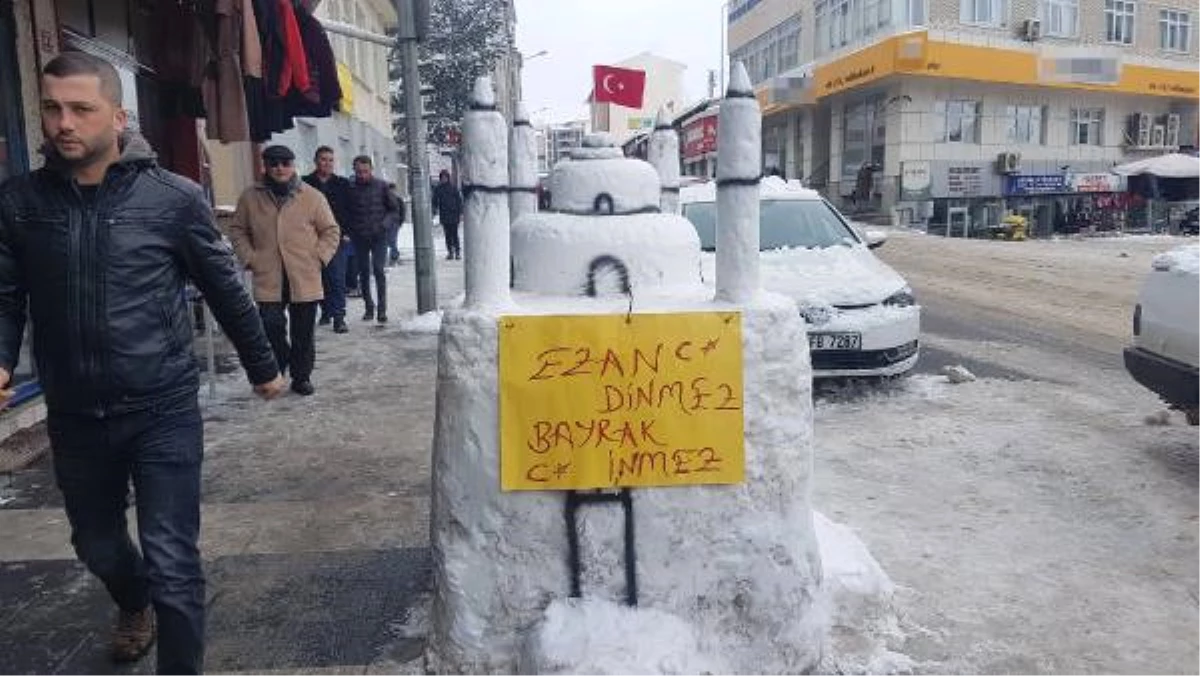Suşehri\'nde Lokanta Çalışanları \'Kardan Cami\' Yaptı