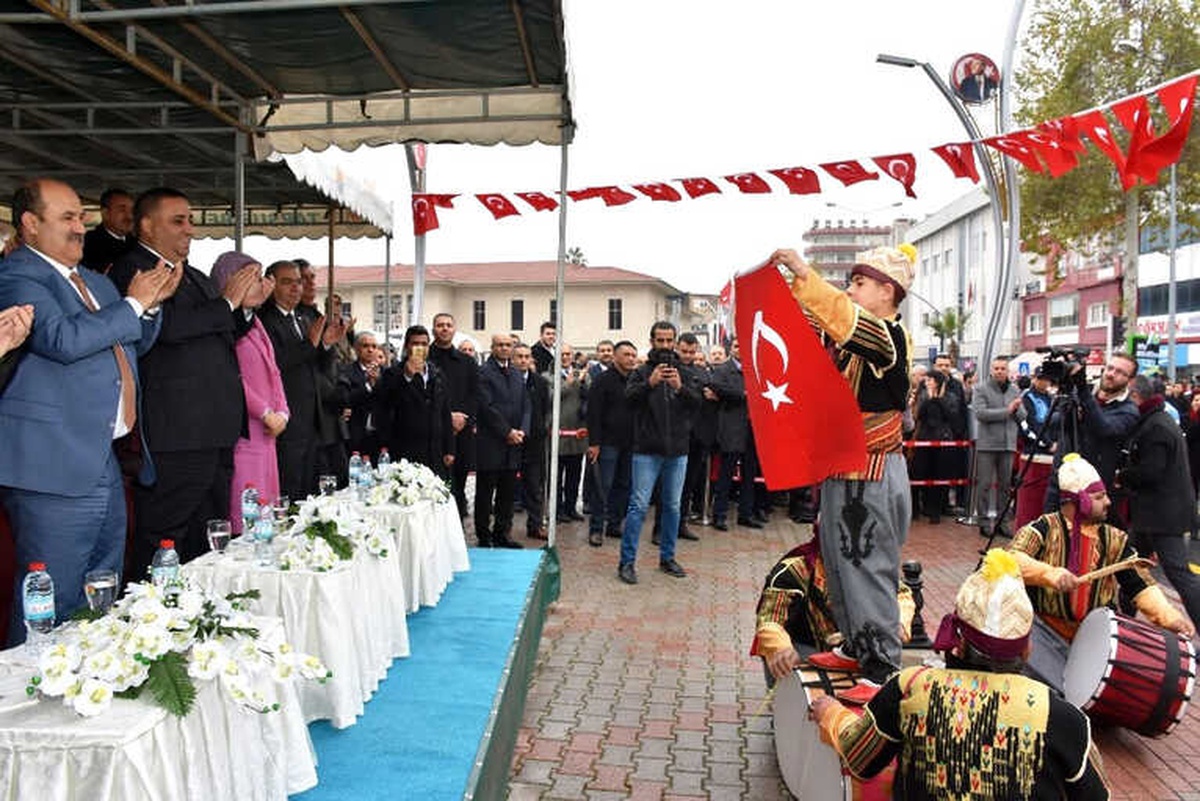Tarsus\'ta Yağmur Altında Kurtuluş Coşkusu