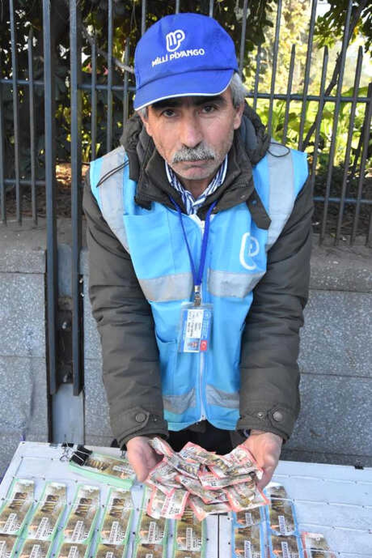 Tezgahtaki Milli Piyango Biletlerini Yırtıp, \'Benden Şikayetçi Ol\' Dedi