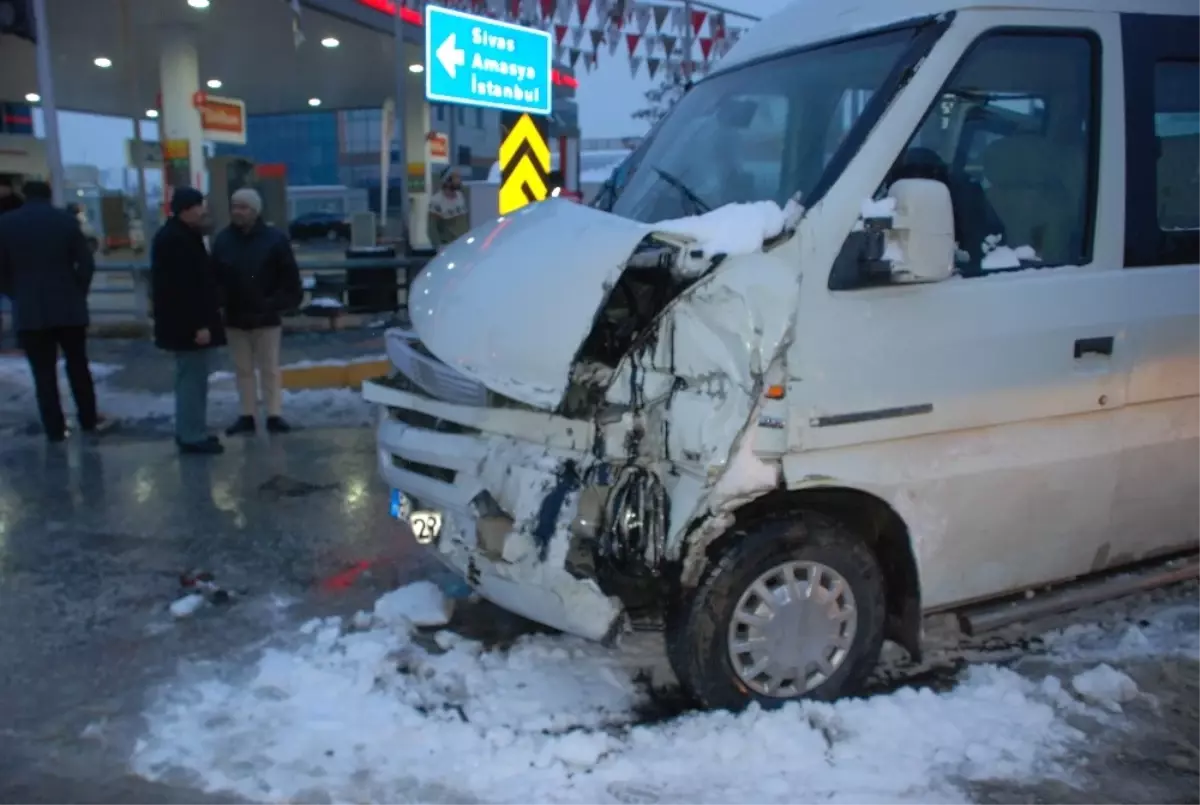 Tokat\'ta Okul Servisi ile Minibüs Çarpıştı: 12 Yaralı