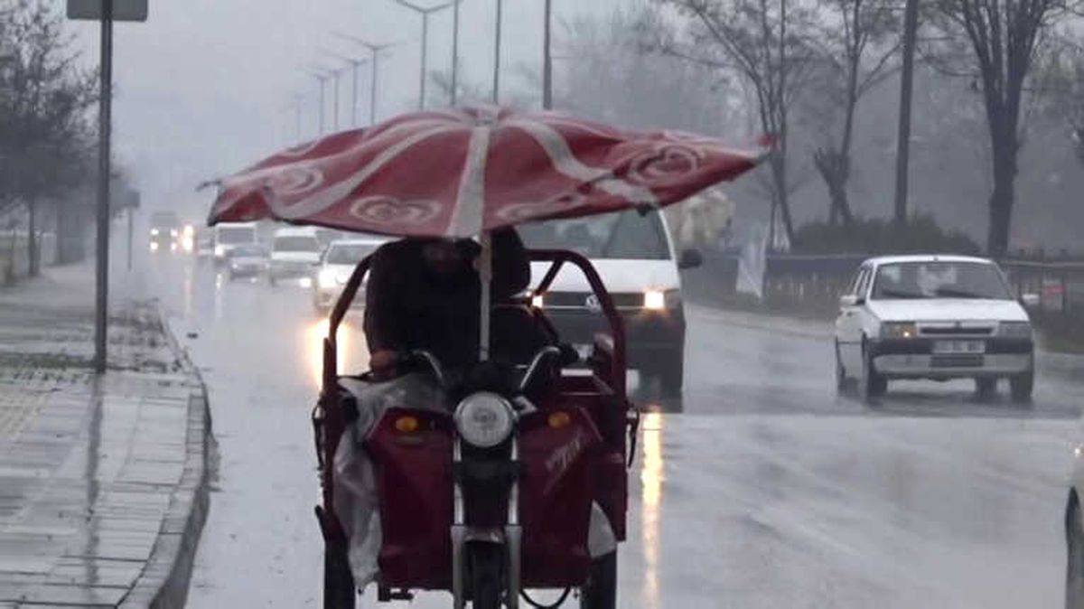 Trafikte Dev Şemsiye