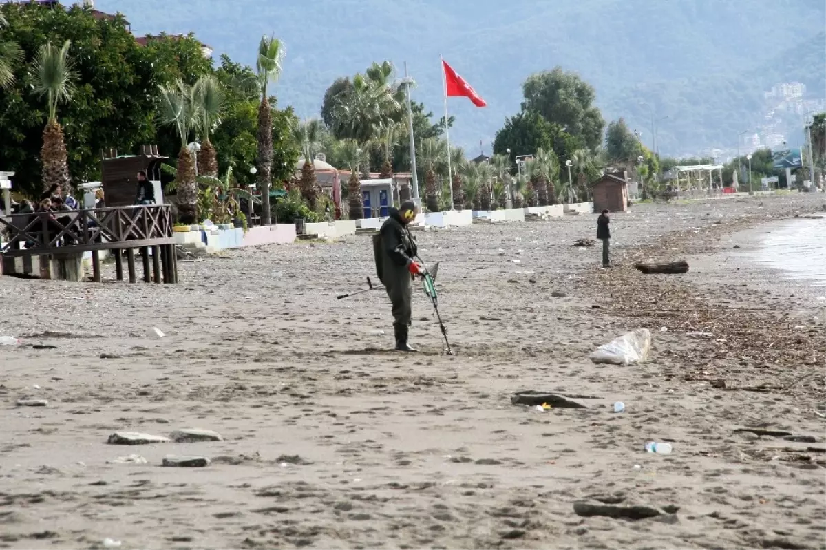 Turistler Gitti, Takıları Definecilere Kaldı