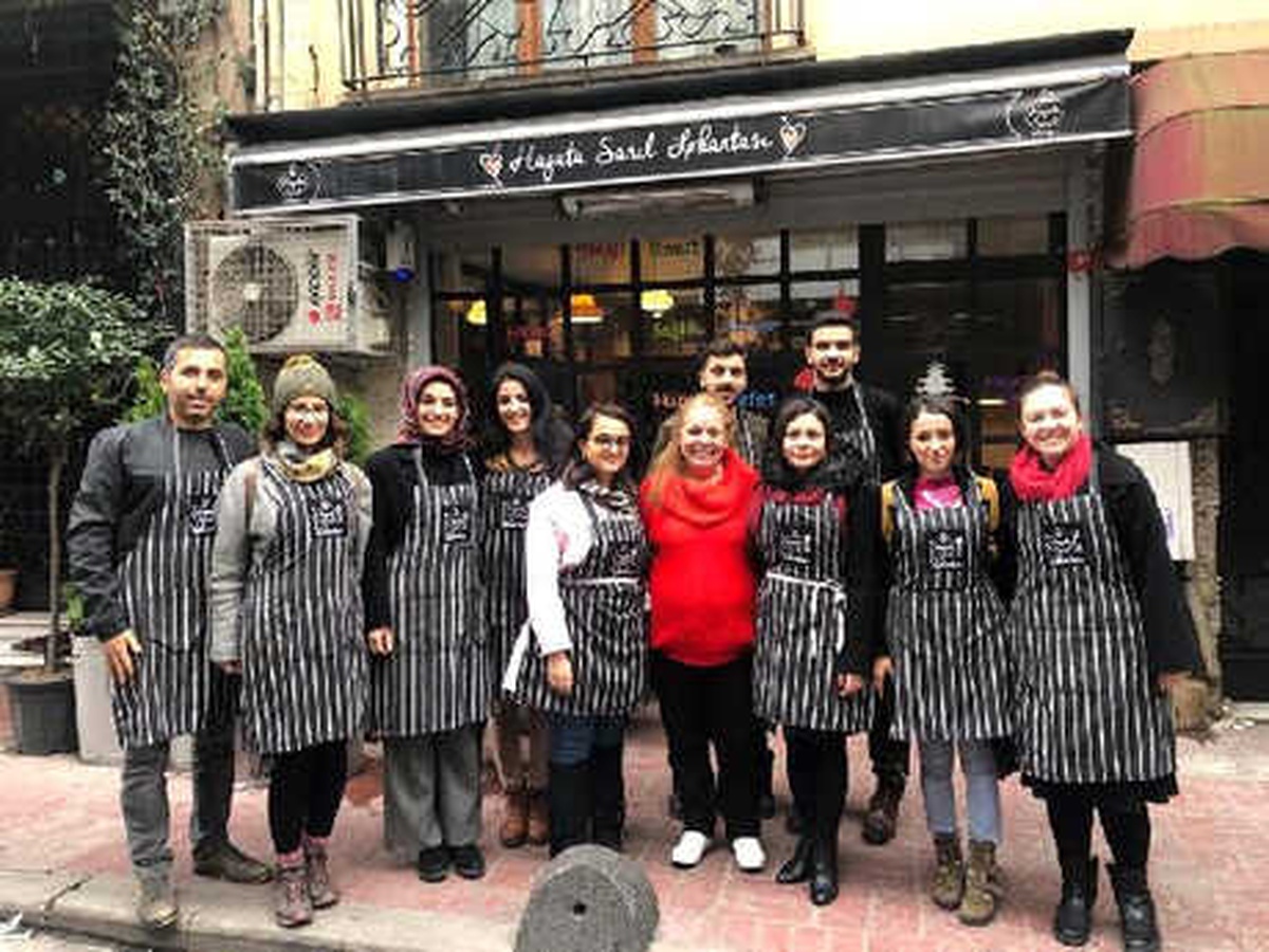 Üniversite Öğrencileri Evsiz İnsanlar İçin Yemek Pişiriyor