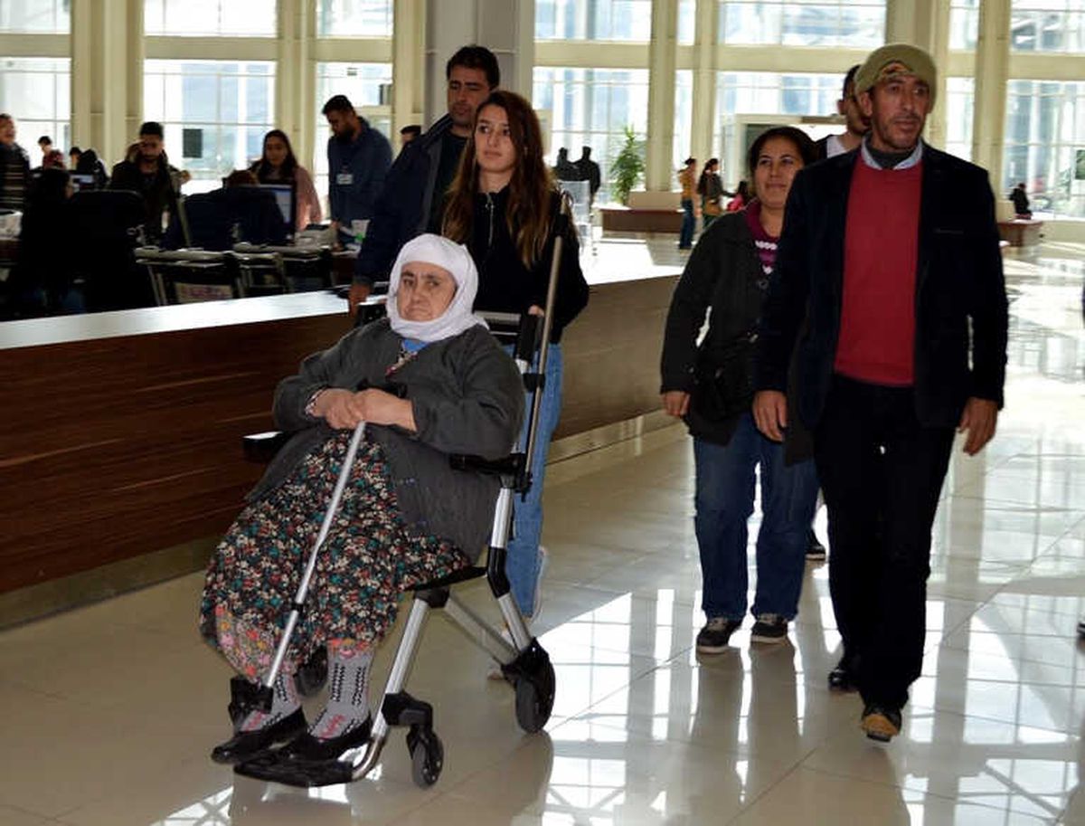 Üniversite Öğrencileri Hastalara Gönüllü Rekafatçilik Yapıyor