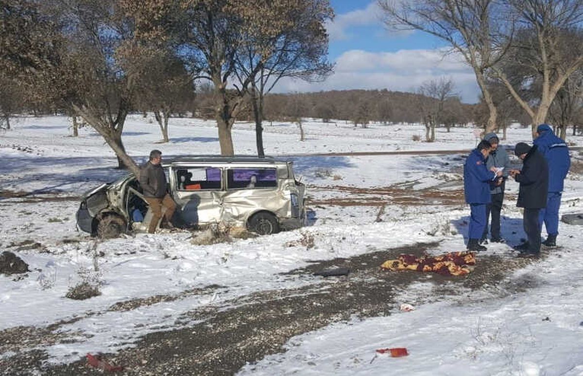 Uşak\'ta Tren Minibüse Çarptı: 1 Yaralı
