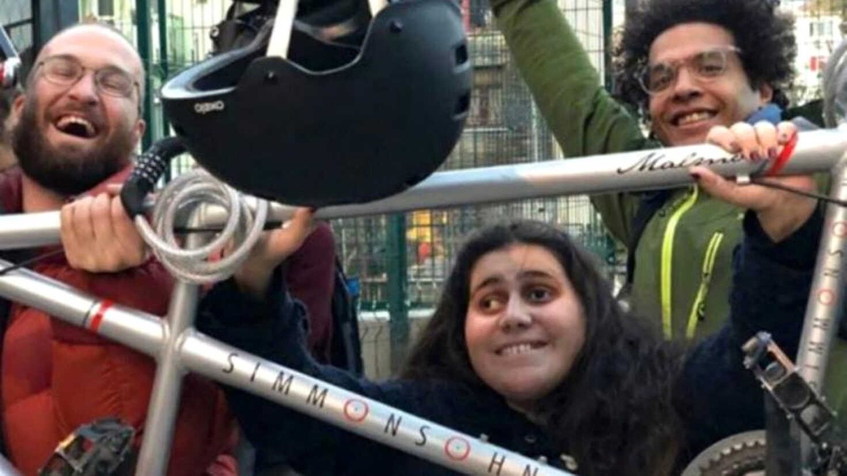 Video | Bisiklet Sırtında Türkiye\'ye Gelen İki Fransız Tandemlerini \'Engelsizlere\' Bağışladı