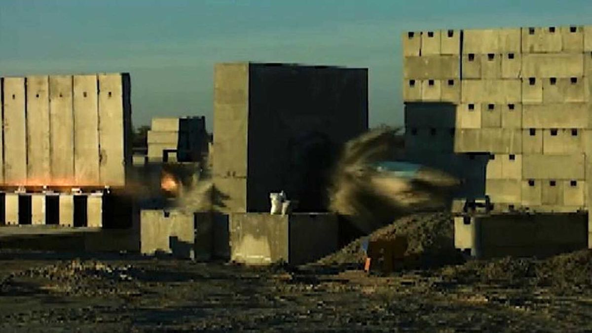 Video | Konya\'da Test Edildi: Bir Tonluk Bomba Ses Hızını Aşıp Betonu Deldi
