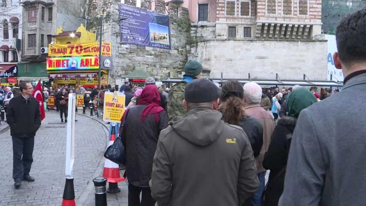 Video | Nimet Abla Piyangoyu Hiç Iskalamıyor: Yeni Yıl Öncesi Yine Uzun Kuyruklar