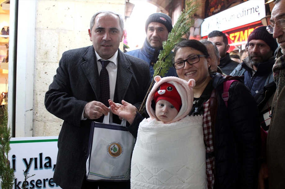 Yılbaşı Öncesi Tarihi Çarşıda Vatandaşlara Fidan Dağıtıldı