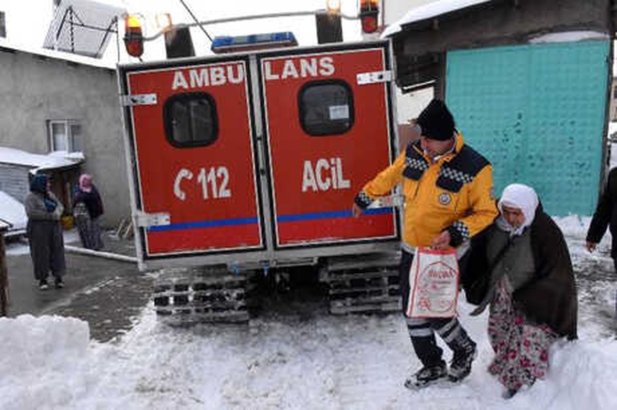 Yolu Kapanan Köydeki Hasta, Paletli Ambulansla Hastaneye Kaldırıldı