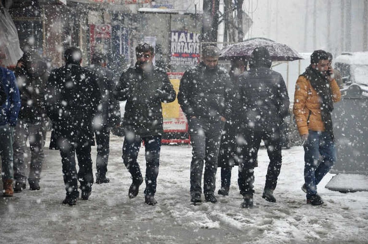 Yüksekova\'da Yoğun Kar Yağışı