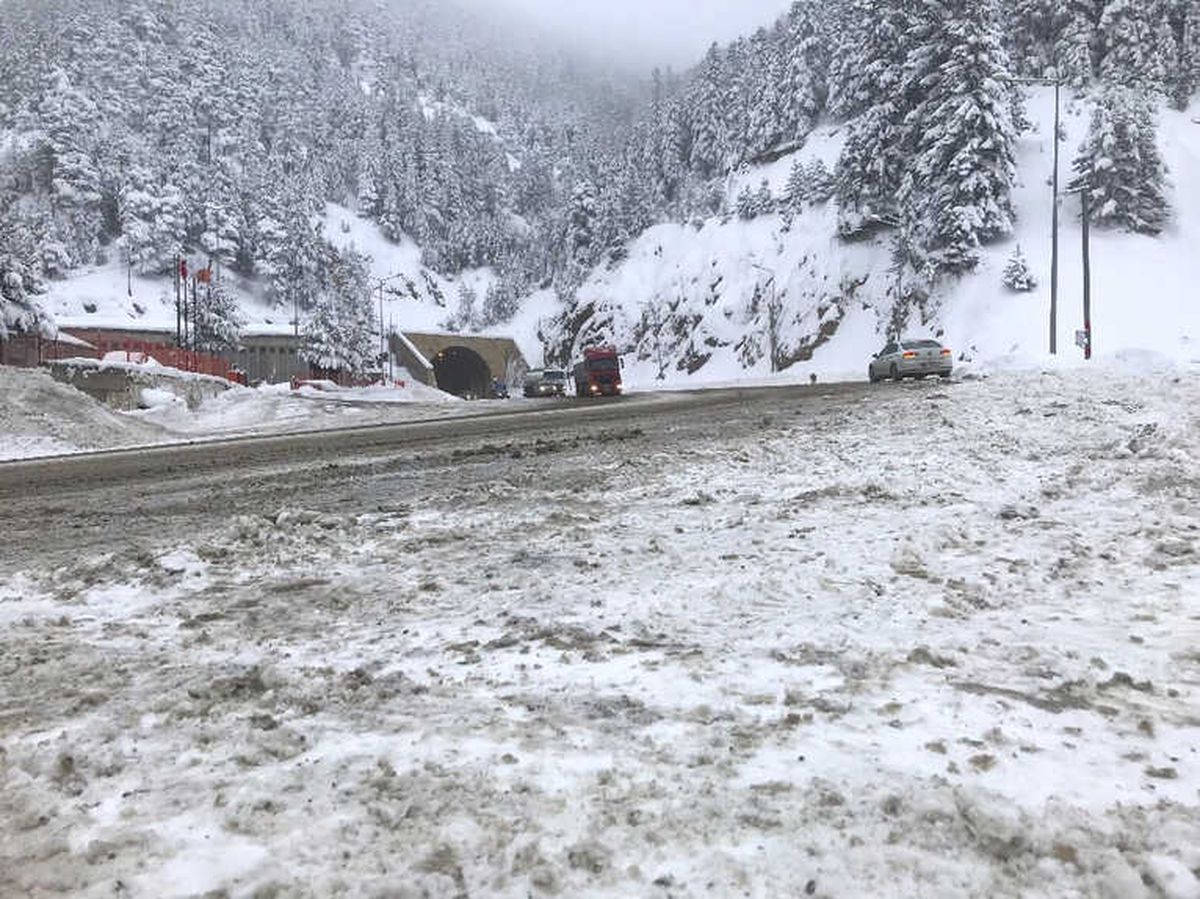 Zigana Geçidi\'nde Kar Ulaşımı Olumsuz Etkiliyor