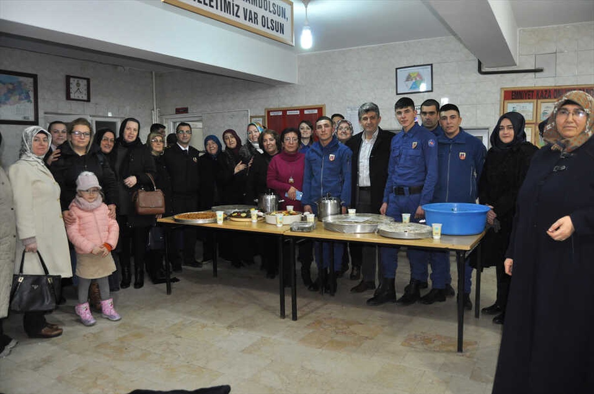 Ana Kucağından Asker Ocağına" Yemek İkramı