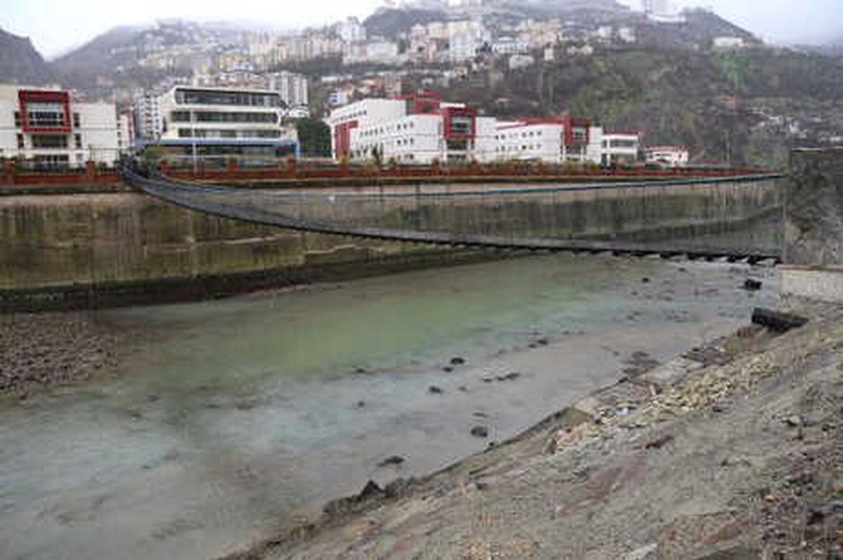Asma Köprüden Çoruh Nehri\'ne Düşen Üniversiteli 2 Genç Yaralandı