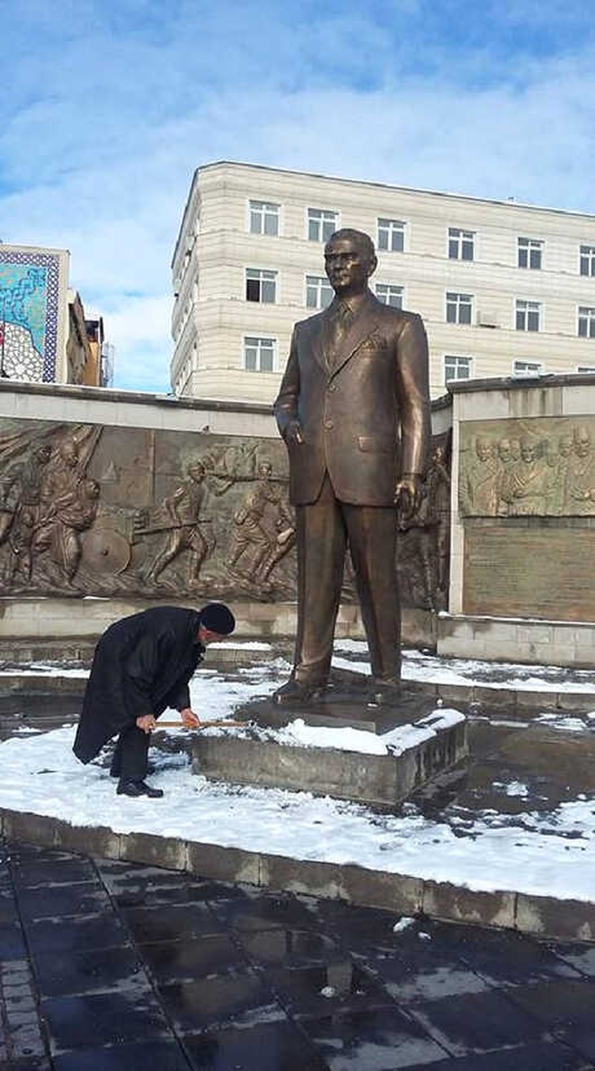 Atatürk Anıtı Önünde Biriken Karları Bastonuyla Temizledi