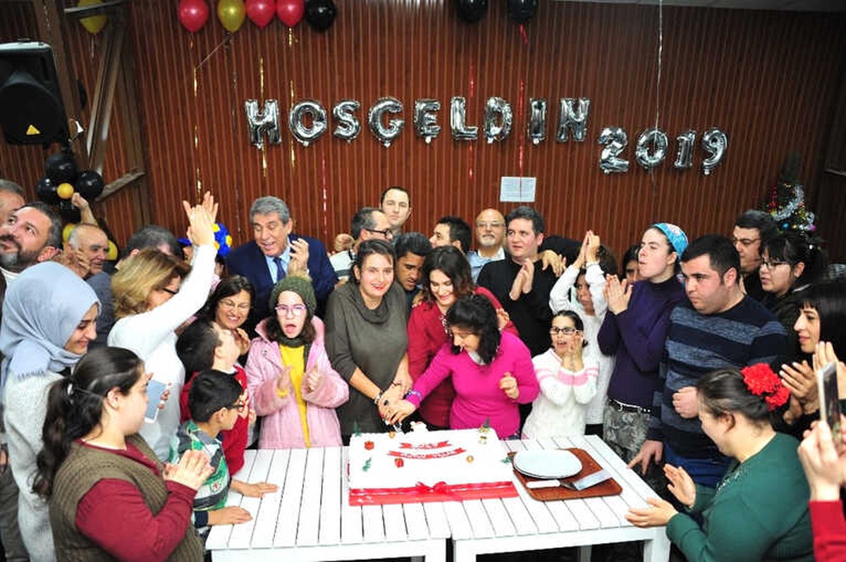 Balçova\'da Engelli Vatandaşlar Yeni Yıl Partisinde Eğlendi