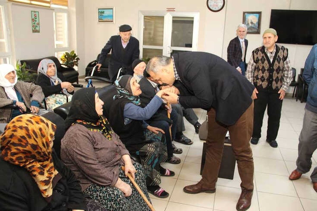Başkan Üçok Huzurevi Sakinleriyle Buluştu