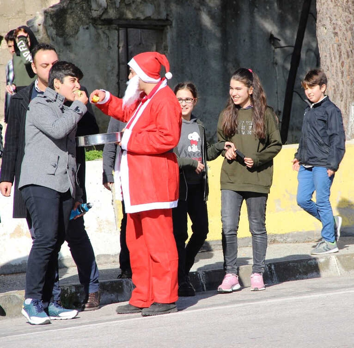 Bodrum Sokaklarında Tepsiyle Çiğköfte Dağıttı
