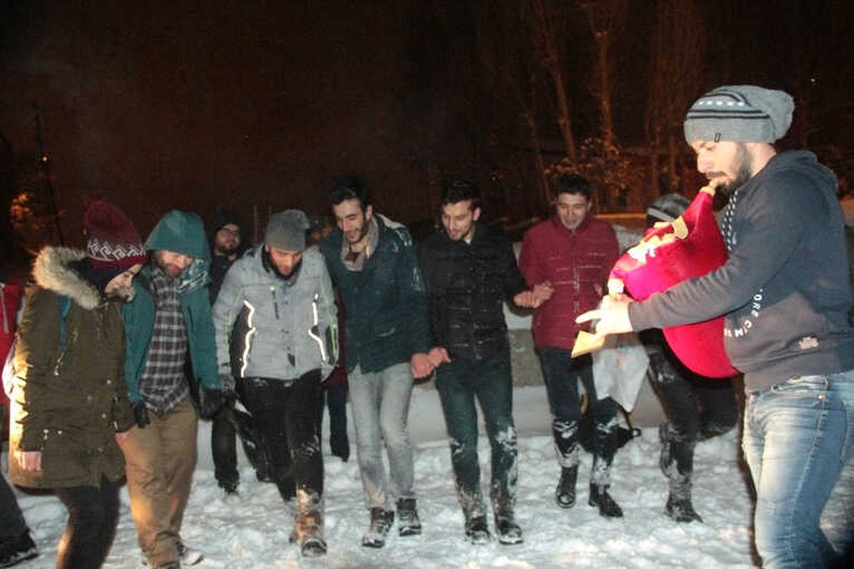 Buz Gibi Havada Poşetle Kaydılar, Tulumla Isındılar