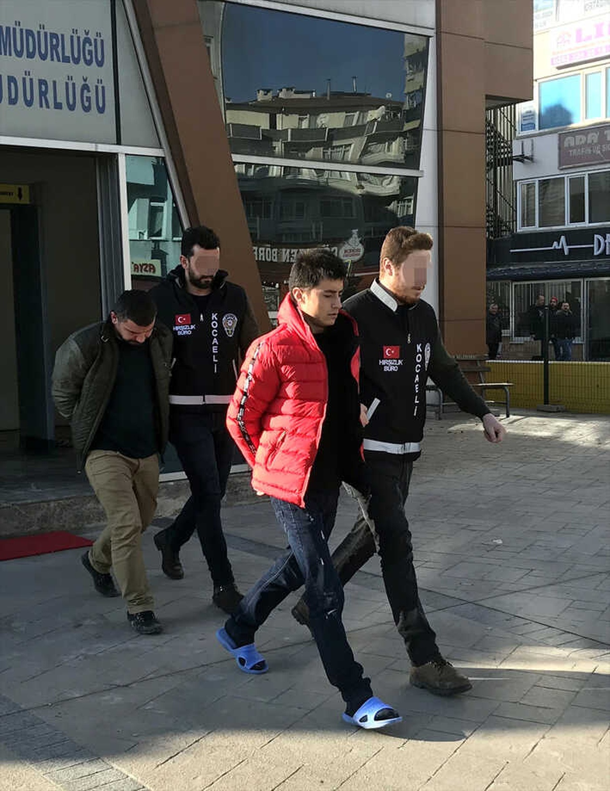 Çaldıkları Paraları Saksının Altına Saklamışlar