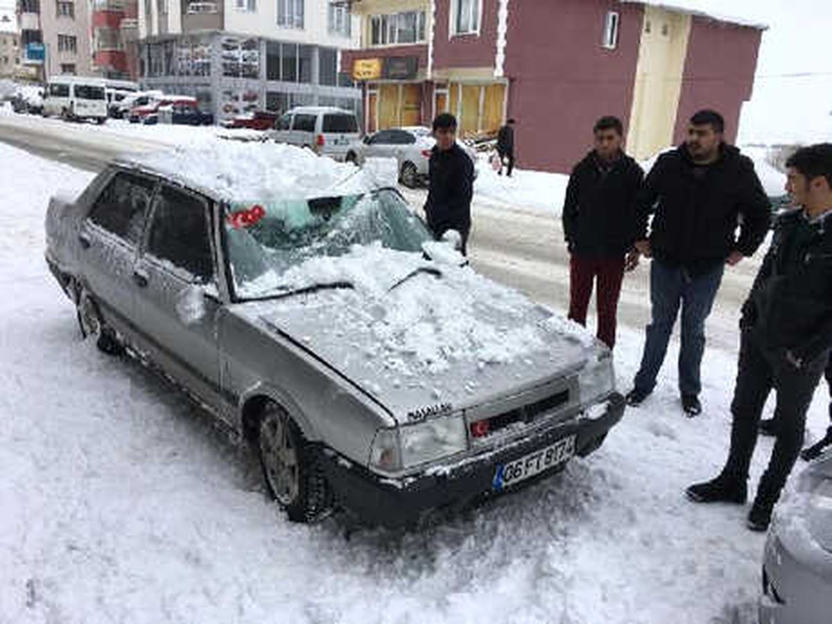 Çatıdan Düşen Kar Kütlesi, 3 Araca Zarar Verdi