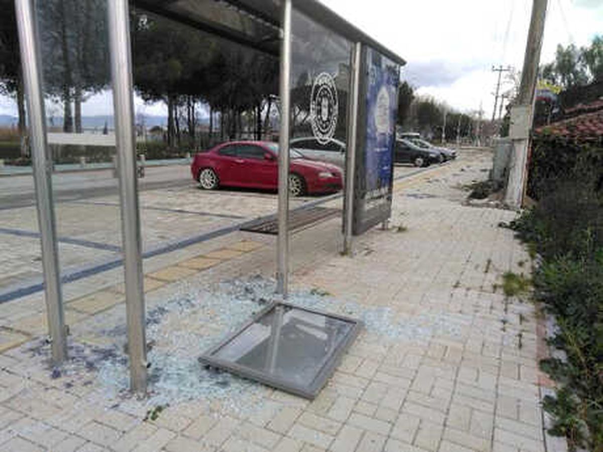 Durak Camlarını Çocuklar Şakalaşırken Kırmış