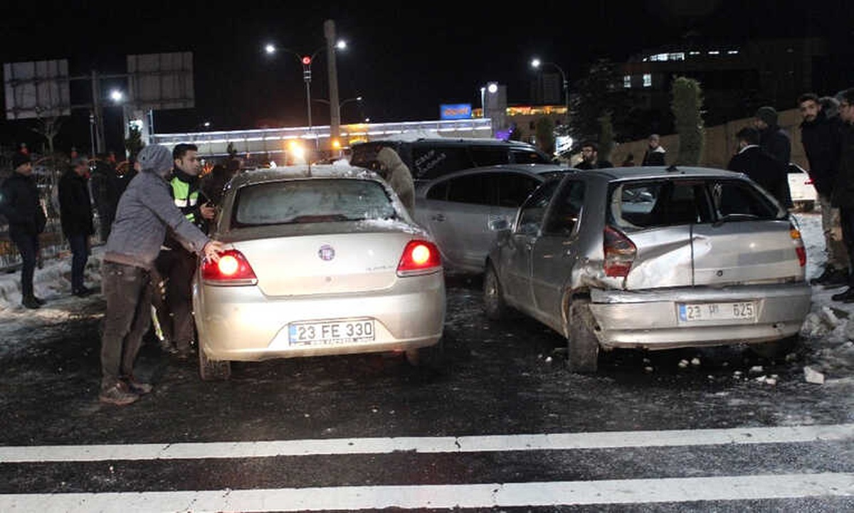 Elazığ\'da 2 Farklı Zincirleme Kazada 23 Araç Birbirine Girdi