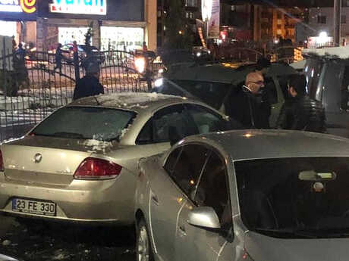 Elazığ\'da Buzlanma Nedeniyle Meydana Gelen Kazalarda 40 Araç Çarpıştı: 10 Yaralı