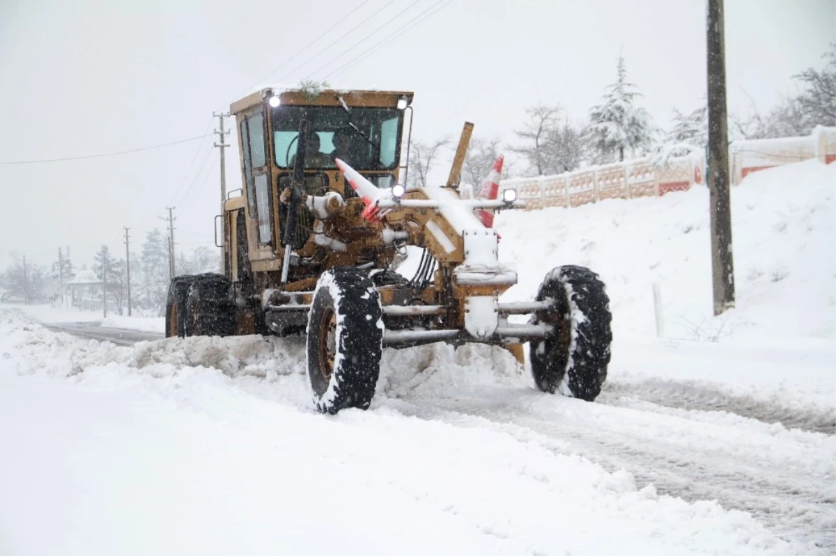 Elazığ\'da Kar Nedeniyle 332 Köy Yolu Ulaşıma Kapandı