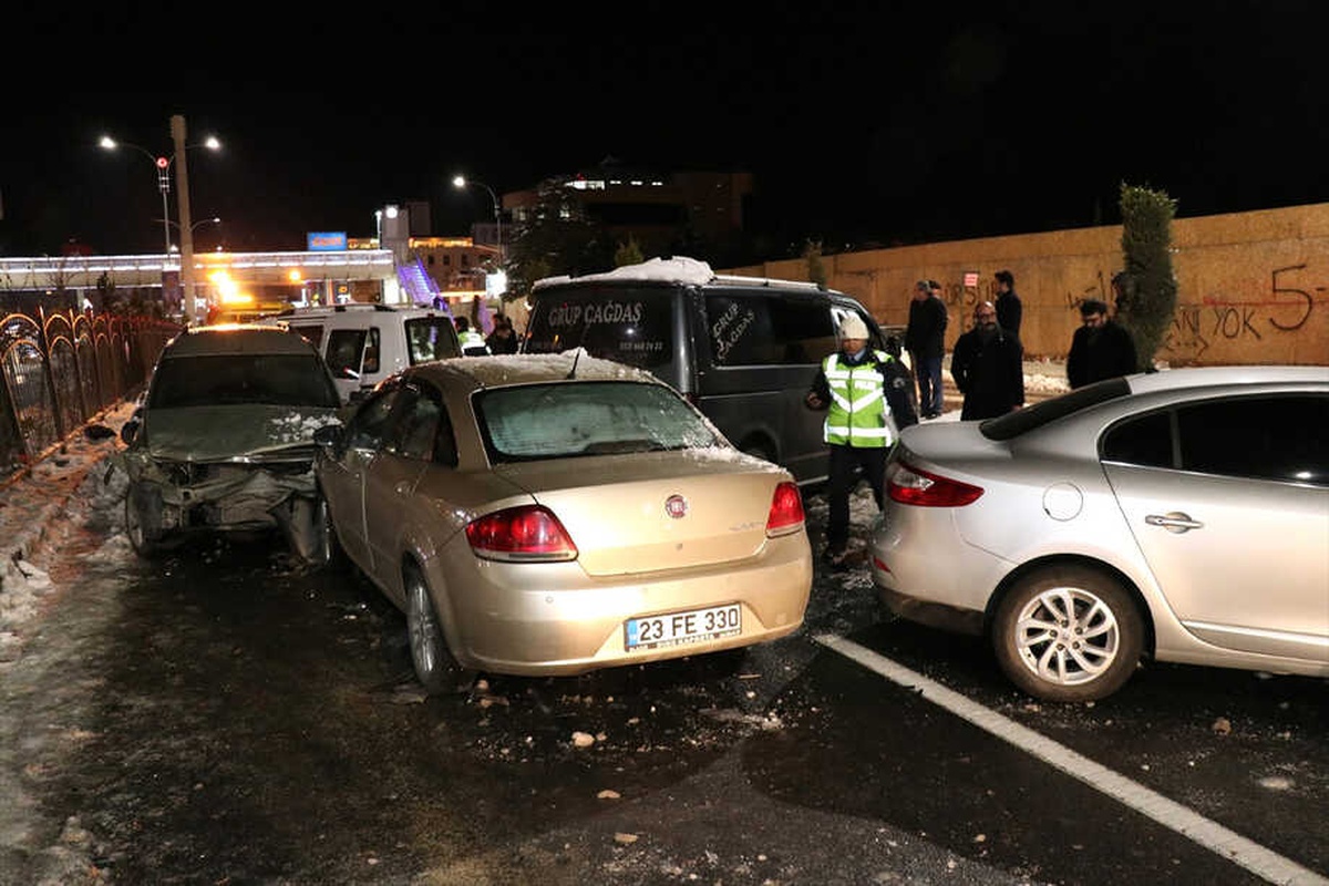 Elazığ\'da Zincirleme Trafik Kazaları: 10 Yaralı