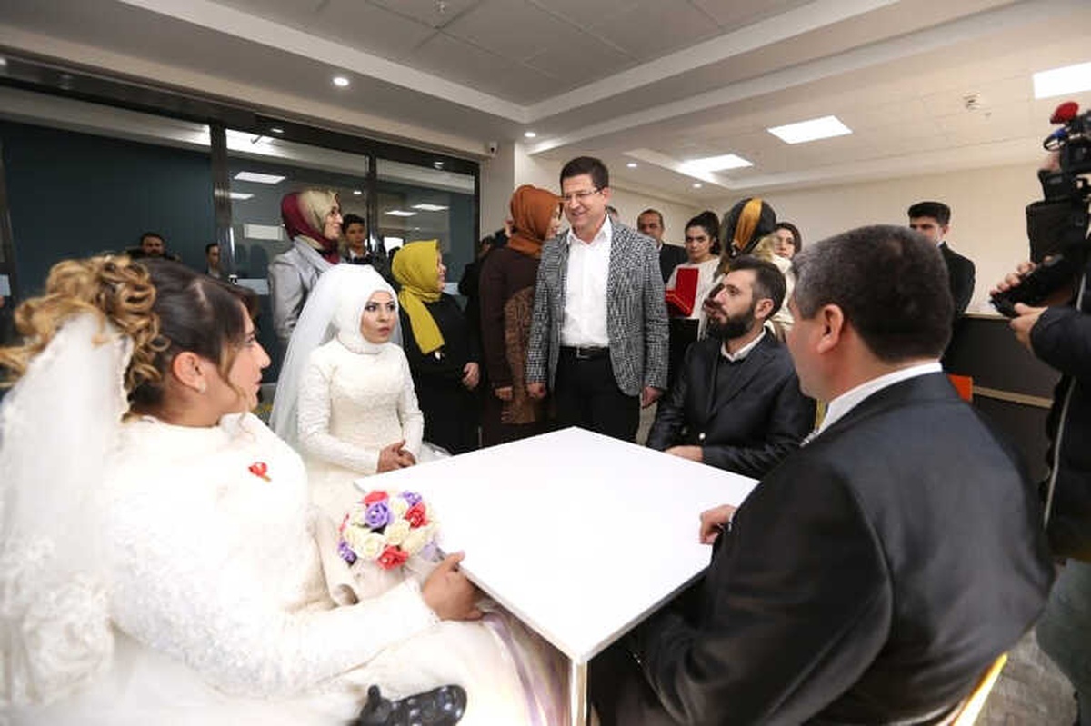 Engelli Çiftler 8 Yıl Sonra Gelinlik ve Damatlık Giydi