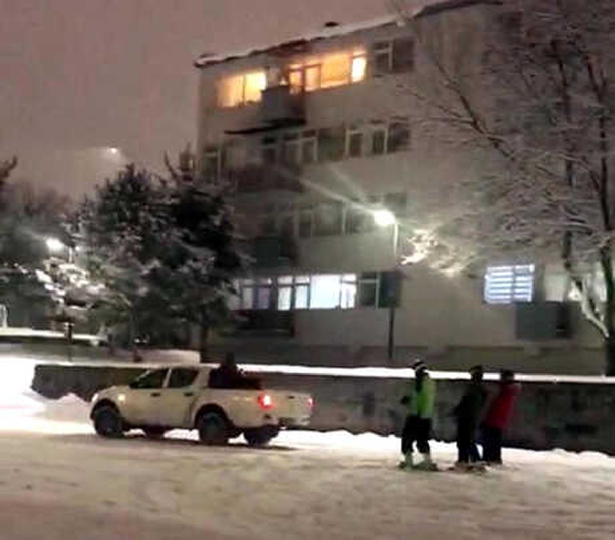 Erzurumlu Kayakçılar Kent Merkezinde Kayak Yaptı