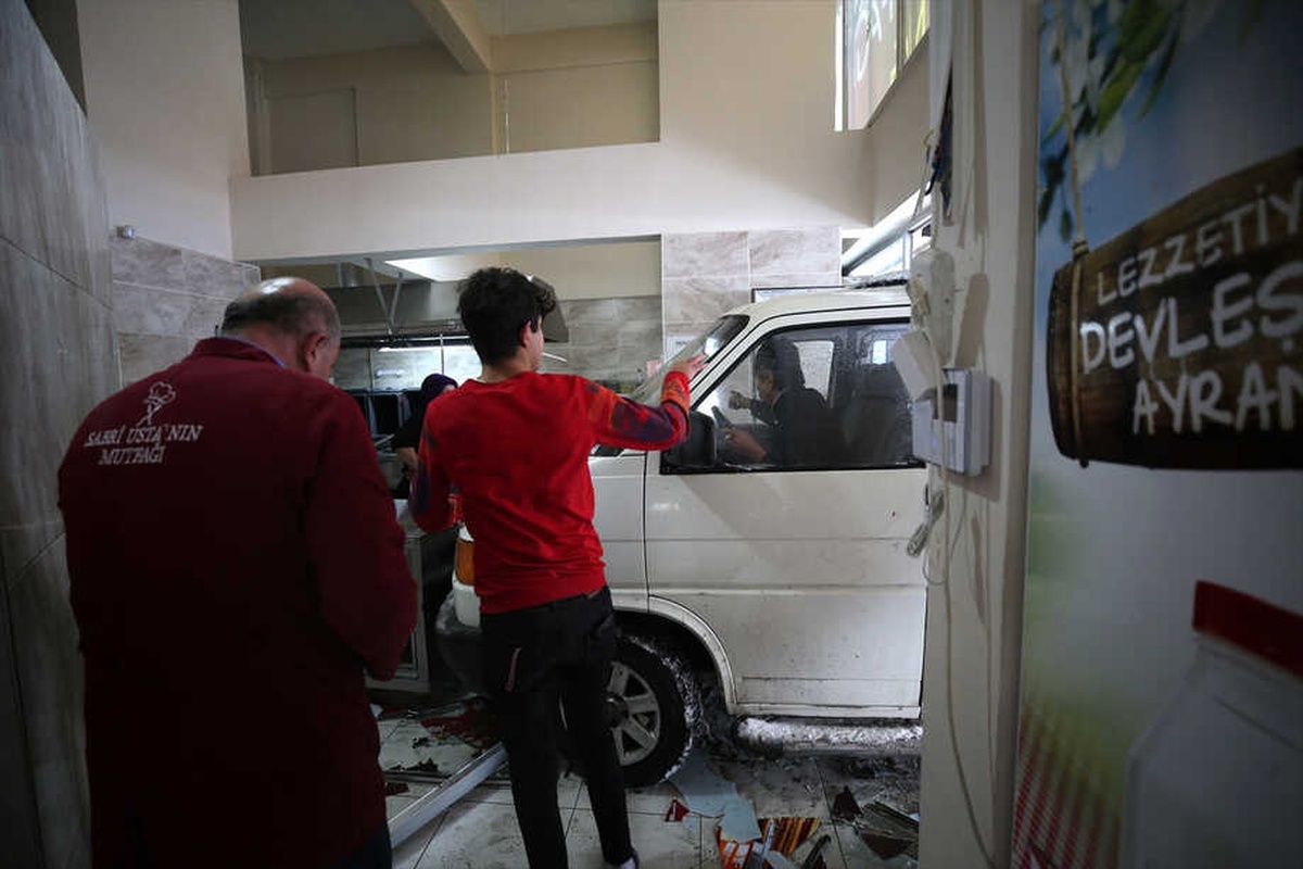Fren Yerine Gaza Basınca Minibüsle Fırına Girdi