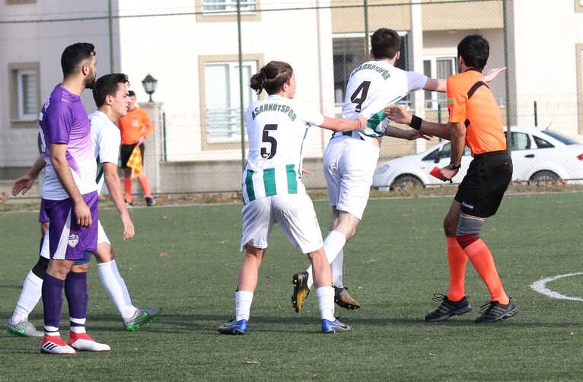 Futbolcu Hakeme Tokat Atınca Başkan Takımı Ligden Çekti