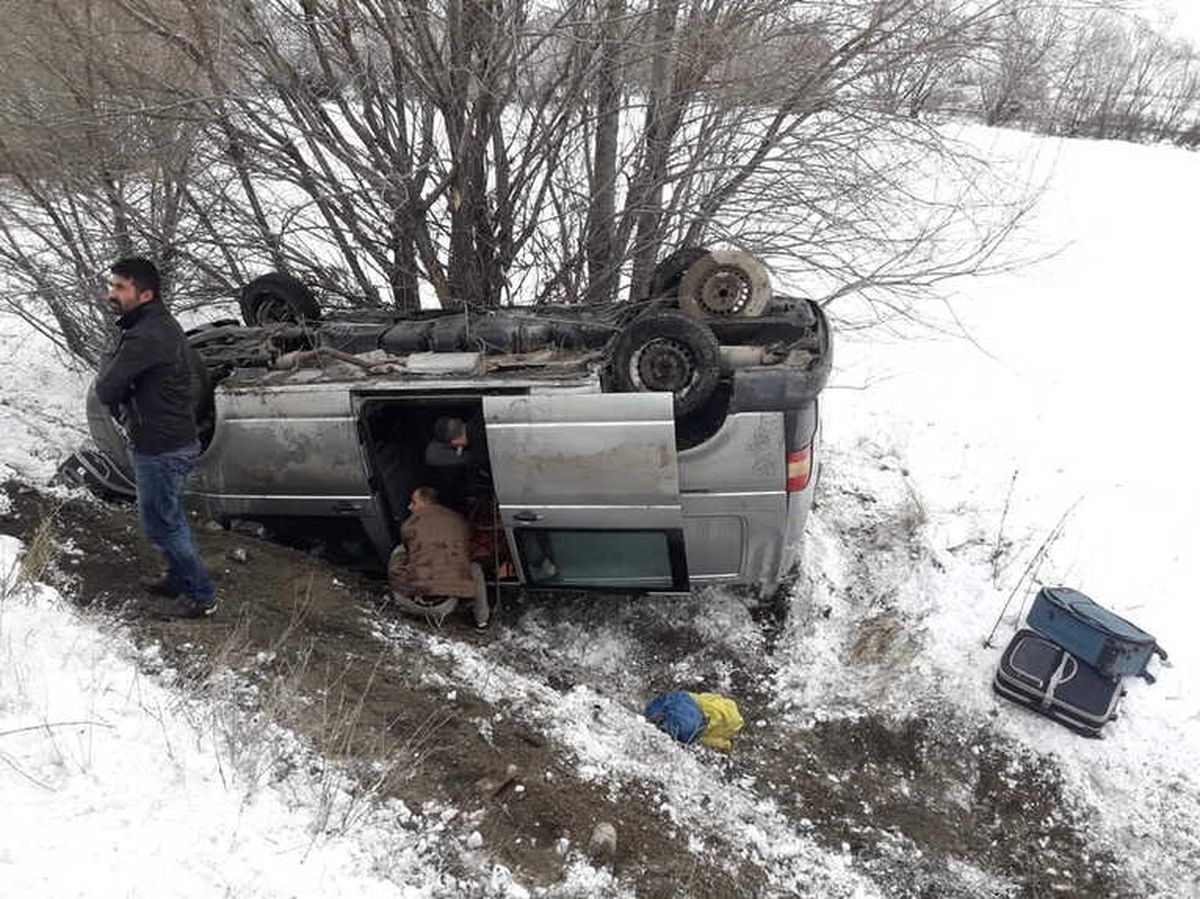 İnşaat İşçilerini Taşıyan Minibüs Şarampole Devrildi: 4 Yaralı