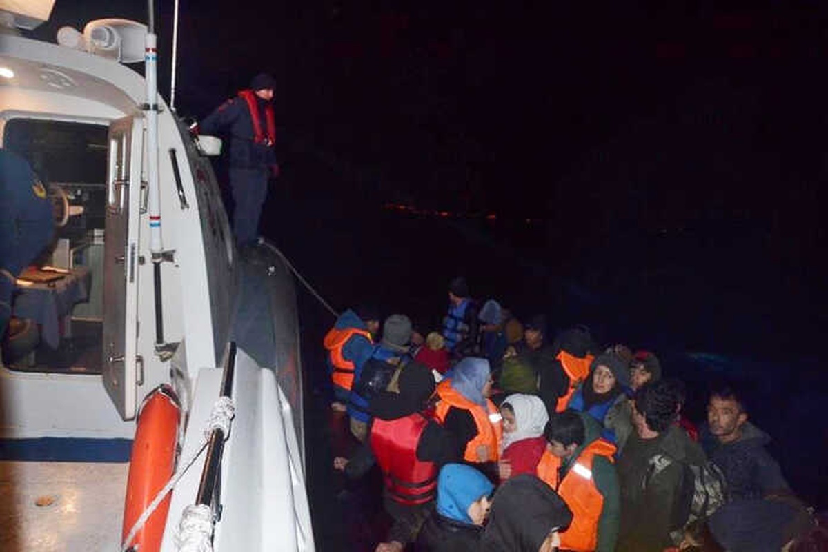 İzmir Dikili\'de 59 Düzensiz Göçmen Yakalandı