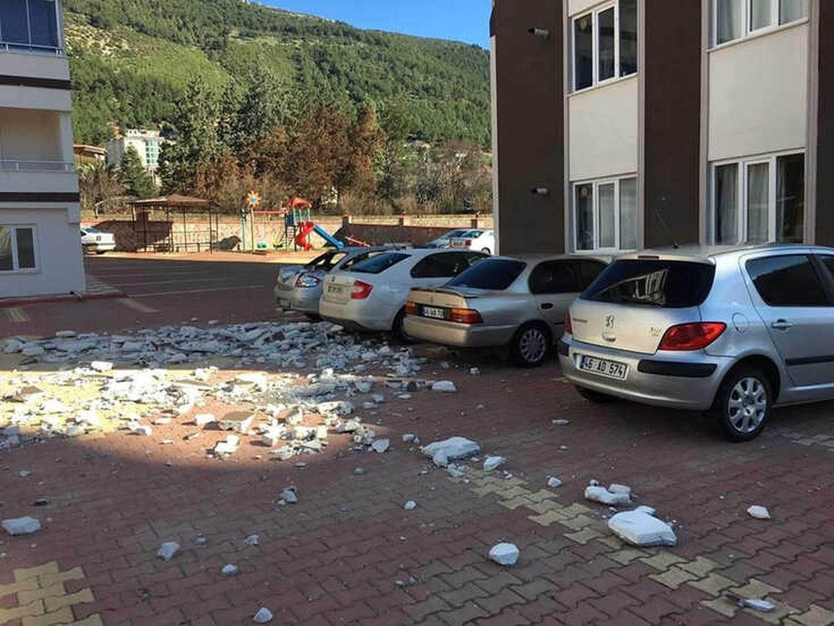 Kahramanmaraş\'ta Şiddetli Rüzgar Binanın Dış Yalıtımını Söktü