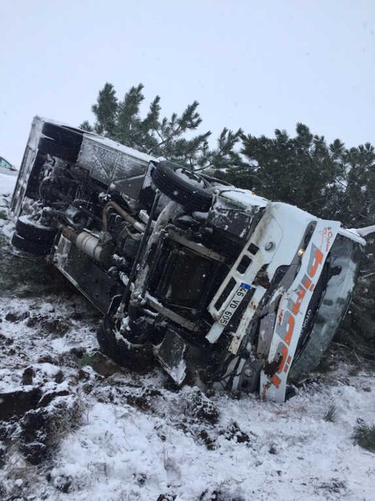 Kar ve Buzlanma Nedeniyle Midibüs Yoldan Çıkarak Devrildi: 7 Yaralı