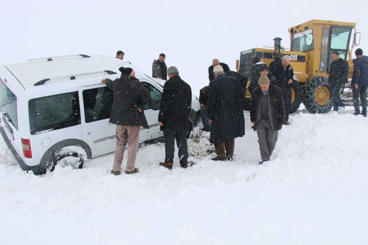 Karda Kayan Araç Yoldan Çıktı