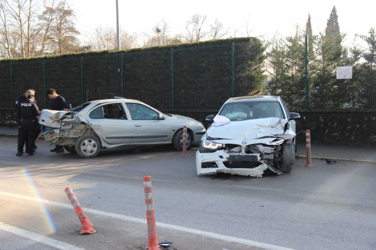 Kocaeli\'de Otomobiller Çarpıştı: 6 Yaralı