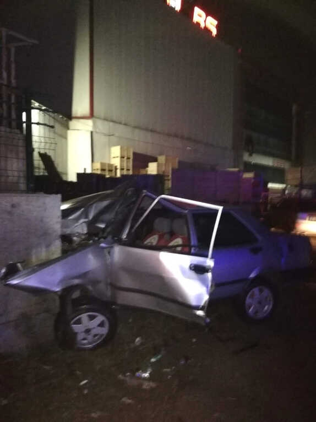 Kontrolden Çıkan Otomobil İş Yerinin Duvarına Çarptı: 1 Yaralı