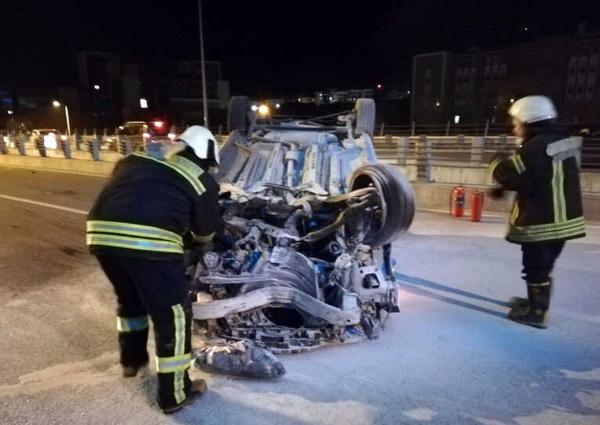 Kontrolünü Kaybetti, Karşı Şeritten Gelen Otomobile Çarptı: 1 Ölü